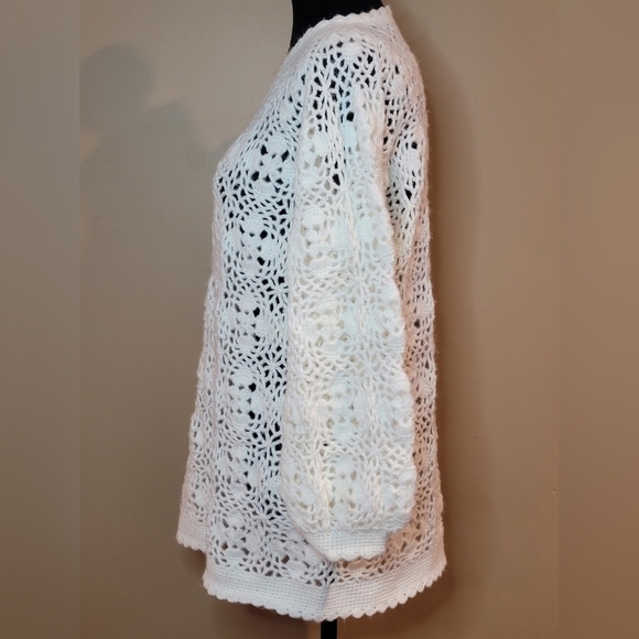 BEAUTIFUL WHITE KNIT Long Sleeved Sweater, Floral Detail - Picture 2 of 9